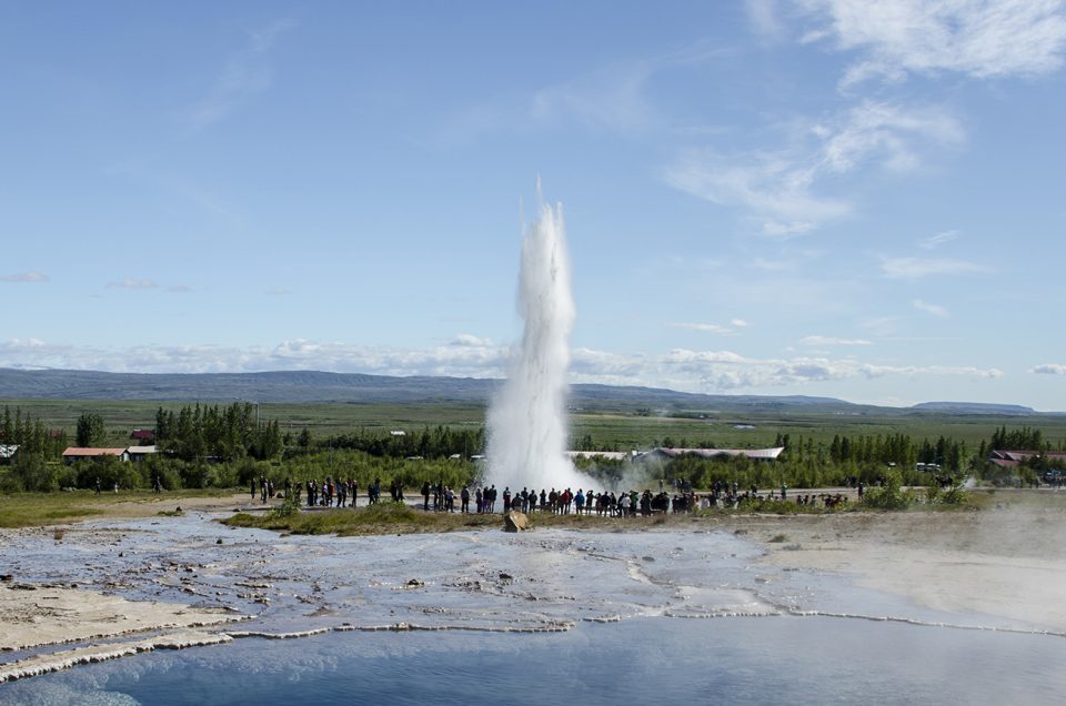 Strokkur er en varm springkilde ved Geysir området. North Travel.