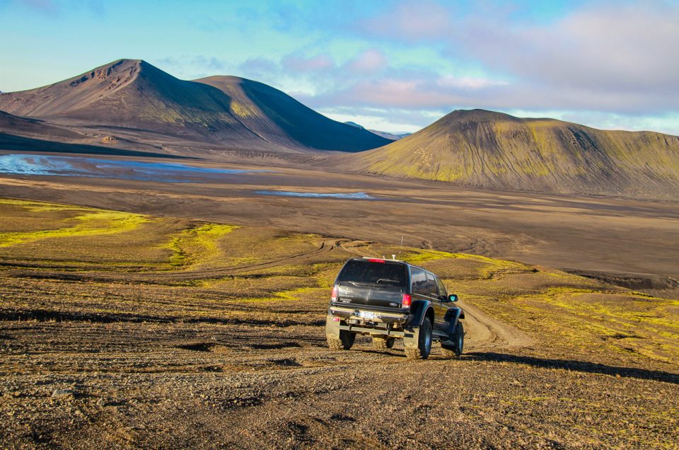 Superjeeptur til Hekla og Landmannalaugar. Book hos North Travel.