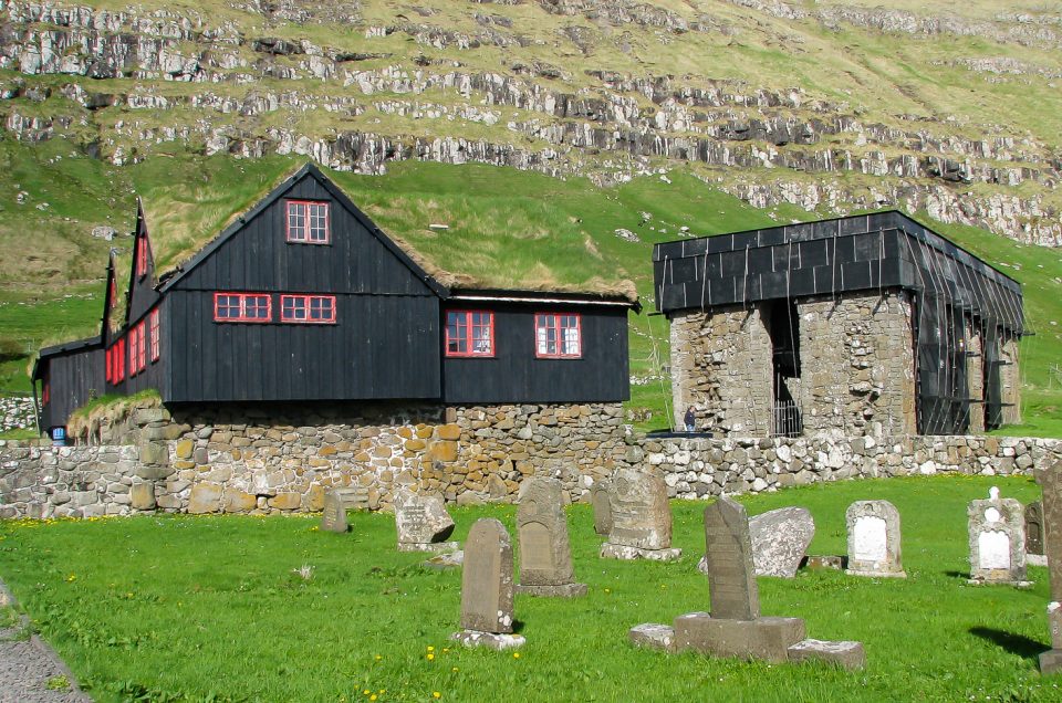 Kirkjubøur og Magnuskatedralen kan besøges på en bustur fra Thorshavn.