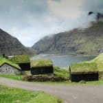 Bustur på Færøerne. Besøg Saksun med den fredede Kongsbondegård Dúvugardar.