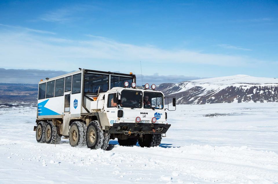 Udflugter i Island | En spændende mulighed er at tage med en monstertruck Ind i gletsjeren Langjökull. North Travel.