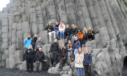Skolegruppe Den sorte kyst (Reynisfjara) i Island.