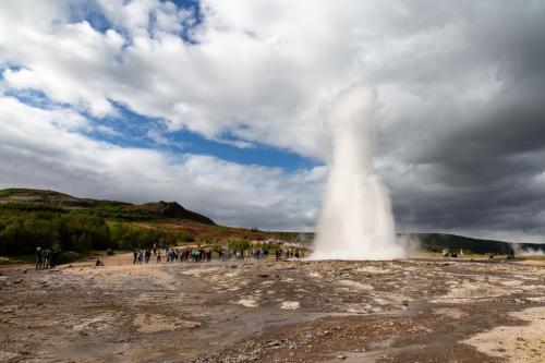 Strokkur i Sydisland. Den mest aktive springkilde ved Geysir.