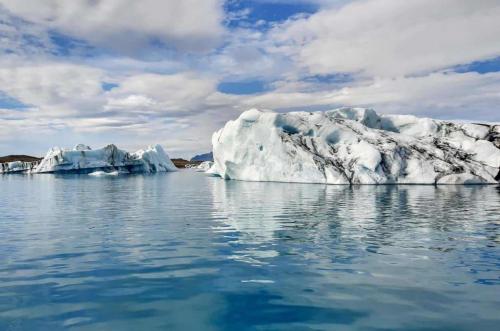 Store isbjerge på gletsjerlagunen