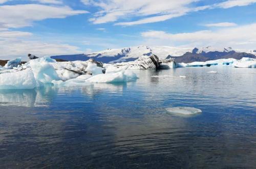 Sejl mellem isbjerge på Jökulsárlón