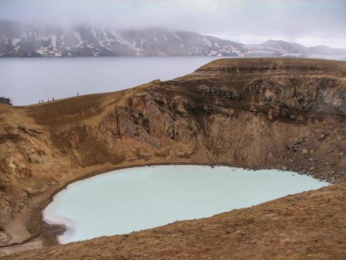 Askja er en kratersø midt på det islandske højland.