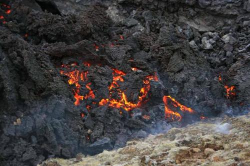 Glødende lava i Geldingadalir