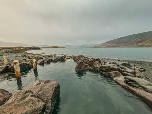 Der er 8 naturbade i Hvammsvik